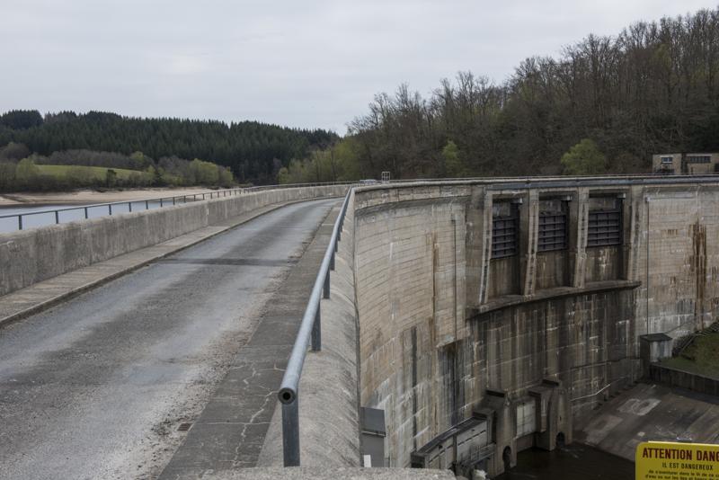 Vue du barrage de Monceaux la Virole à Saint-Hilaire-les-Courbes